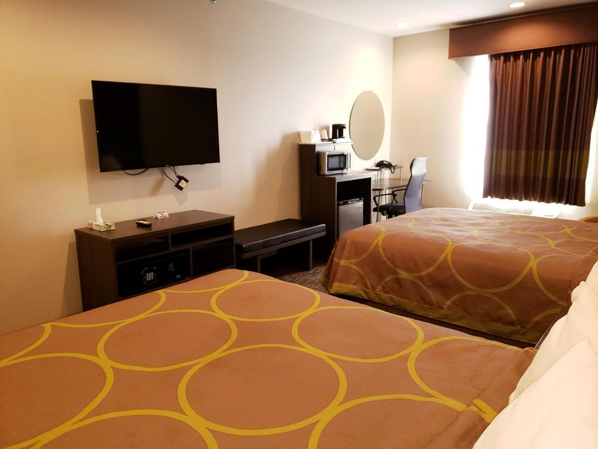 | Super 8 by Wyndham St. Louis North