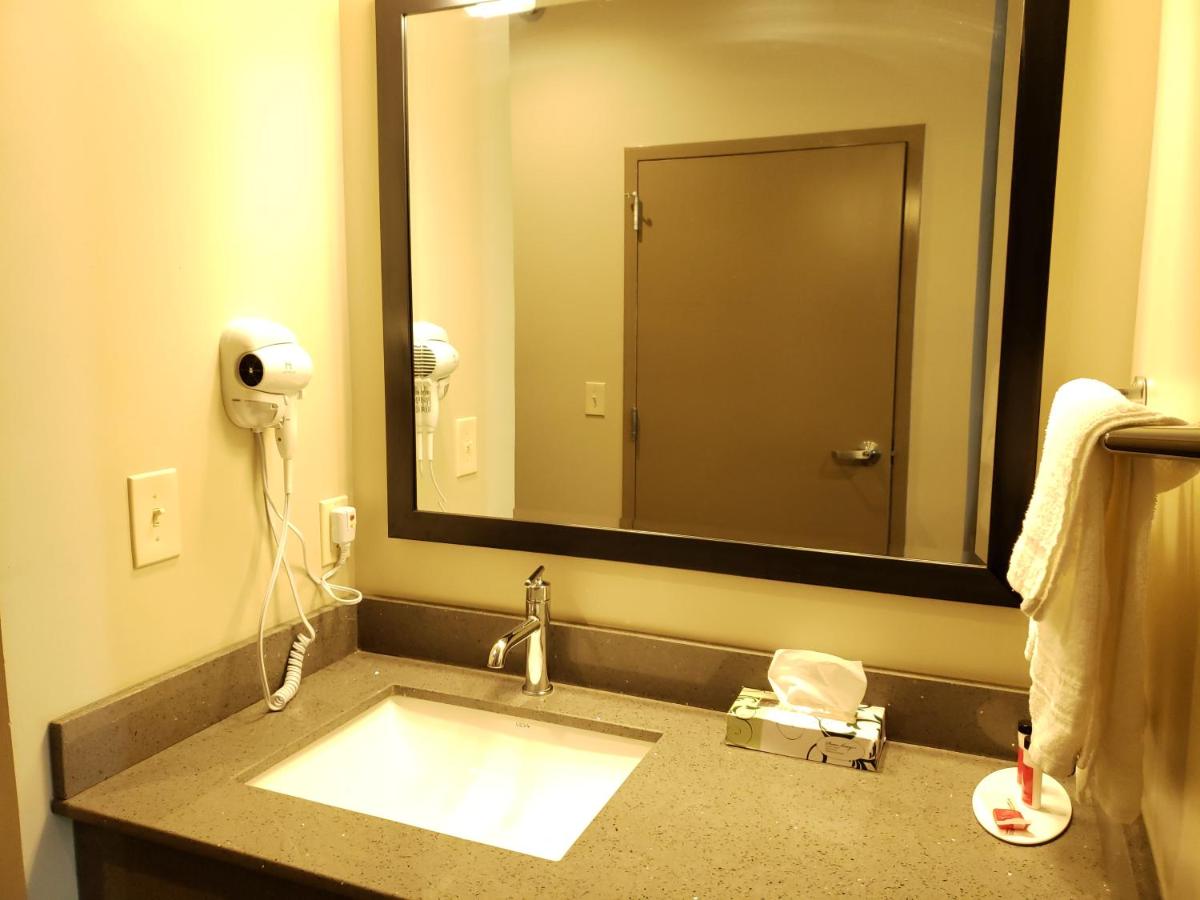 | Super 8 by Wyndham St. Louis North