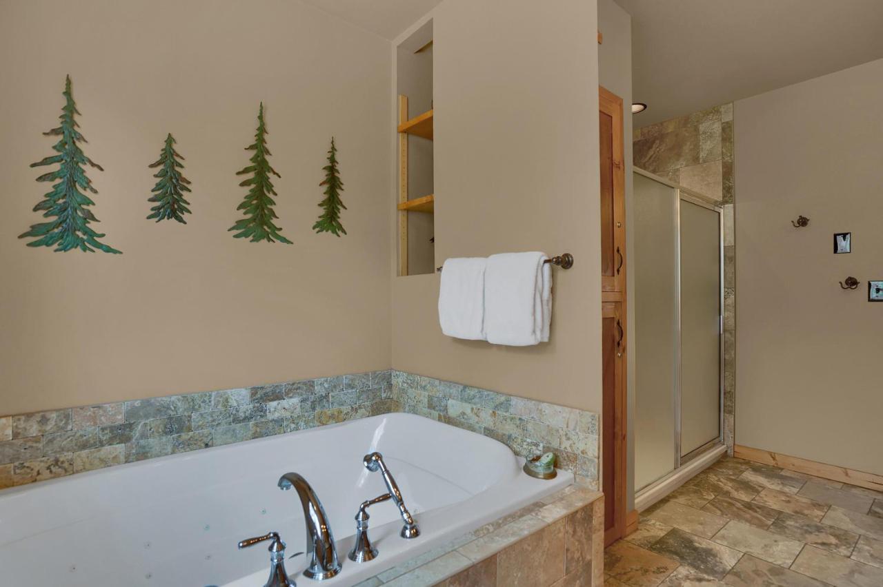 | Rocky Mountain Lodge
