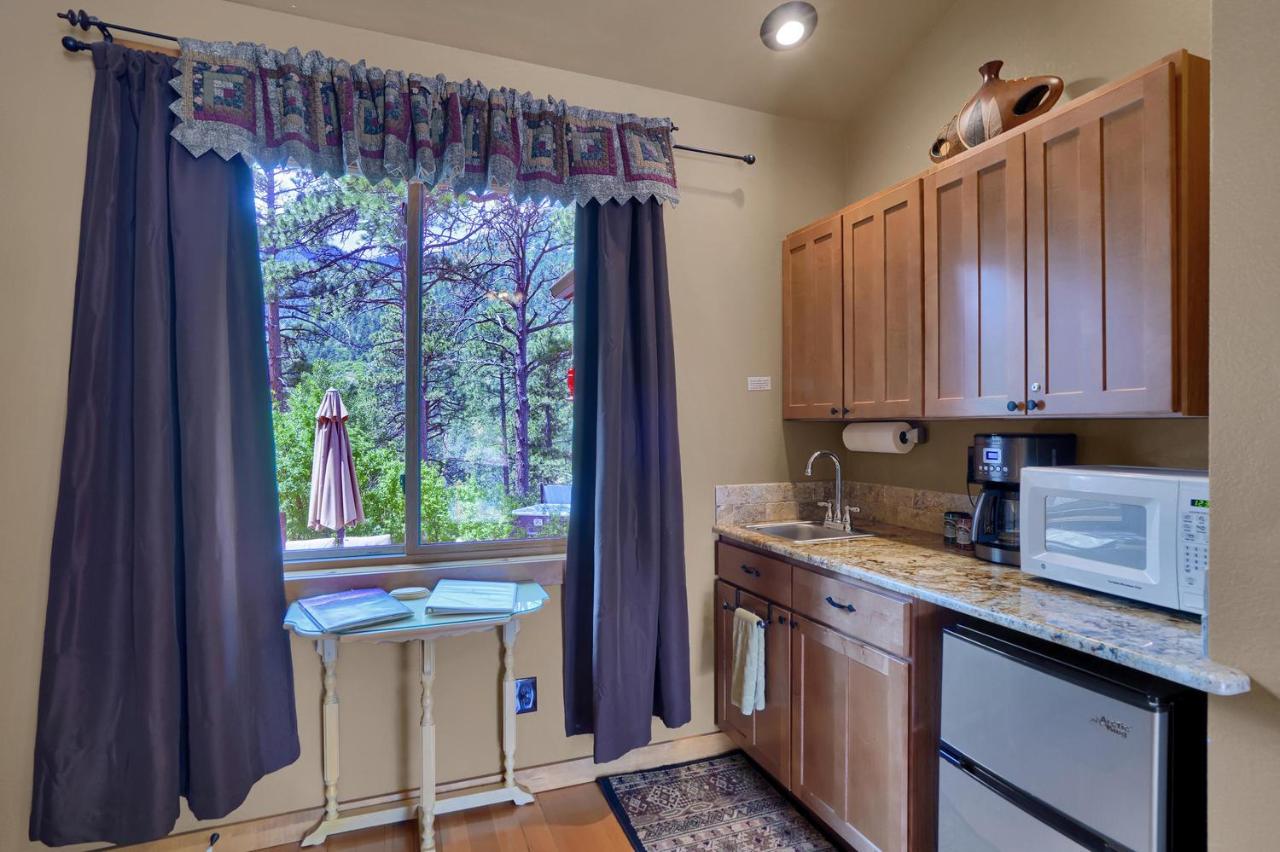 | Rocky Mountain Lodge