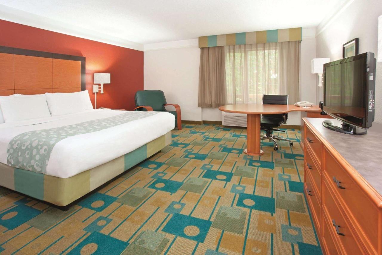 Deluxe King Room at La Quinta Inn & Suites by Wyndham Colorado Springs South AP