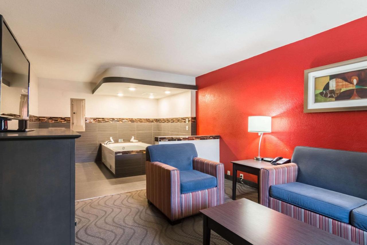 Queen Suite with Two Queen Beds and Jacuzzi - Non-Smoking at Clarion Inn & Suites Russellville I-40