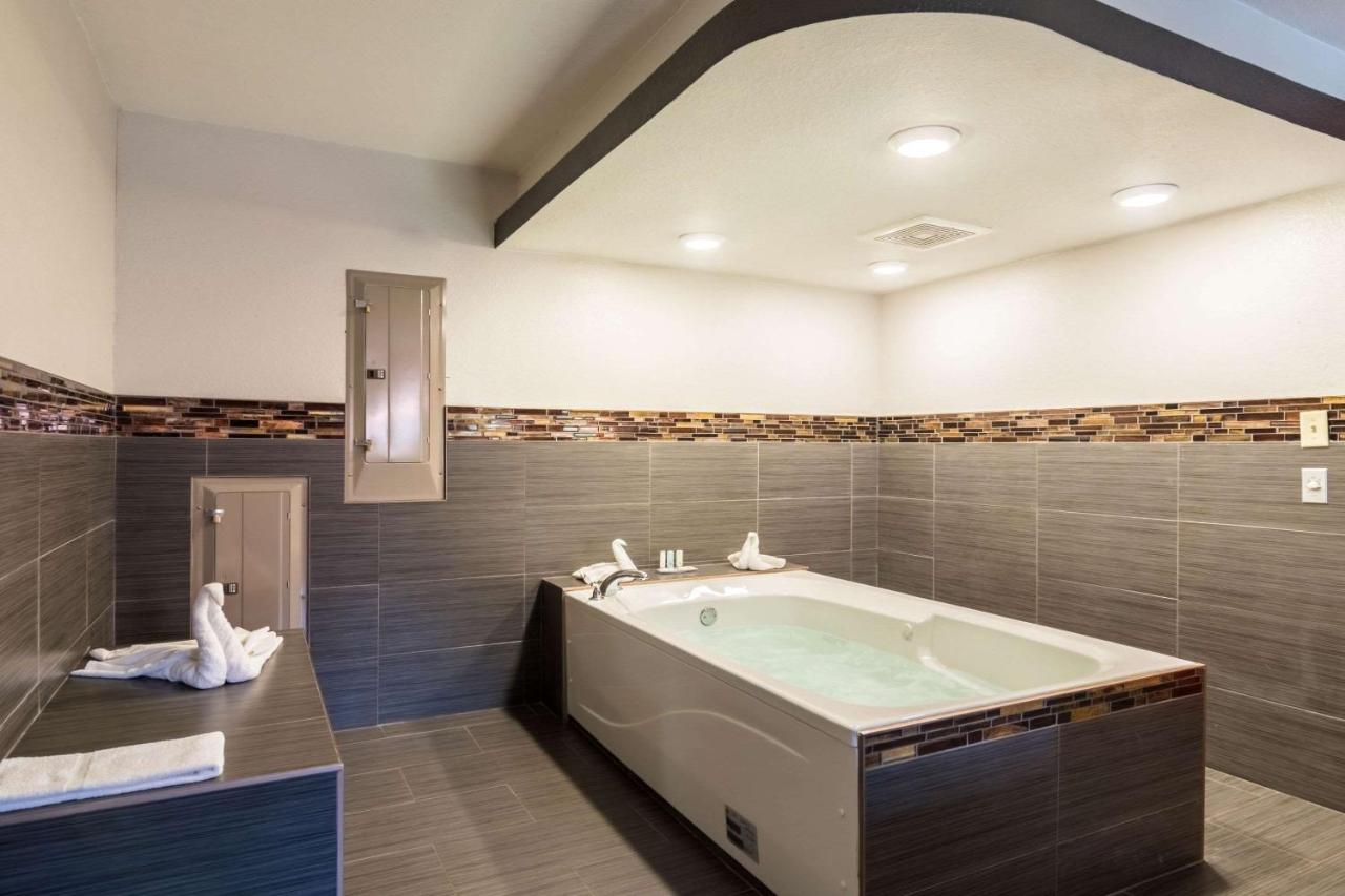 Queen Suite with Two Queen Beds and Jacuzzi - Non-Smoking at Clarion Inn & Suites Russellville I-40