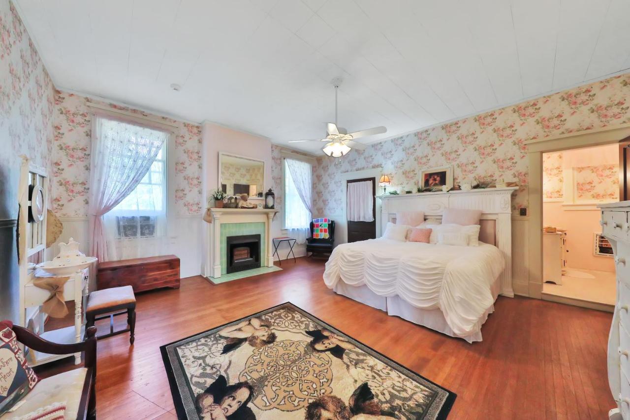  | The Lancaster Manor Bed and Breakfast