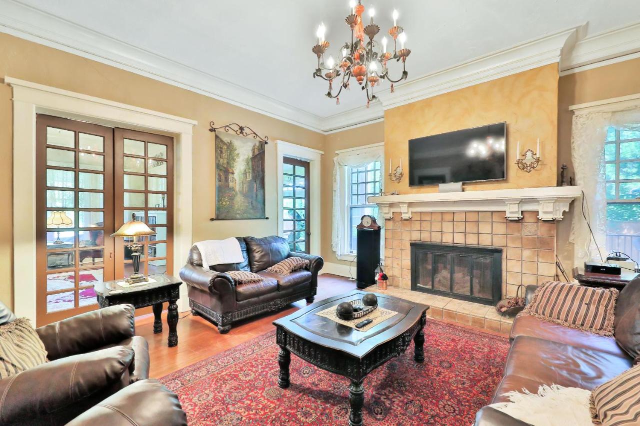  | The Lancaster Manor Bed and Breakfast