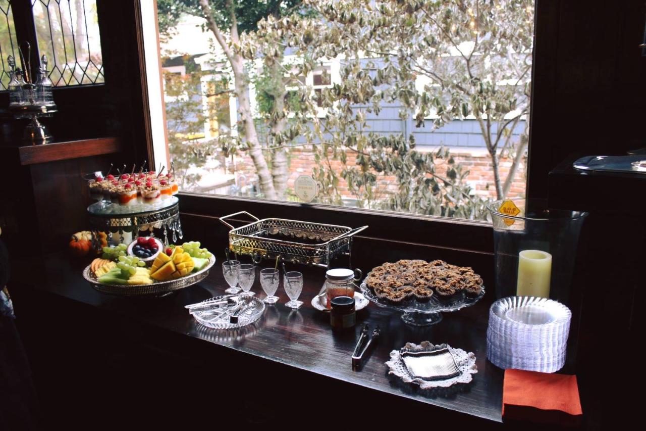 | Lady Geneva Bed & Breakfast