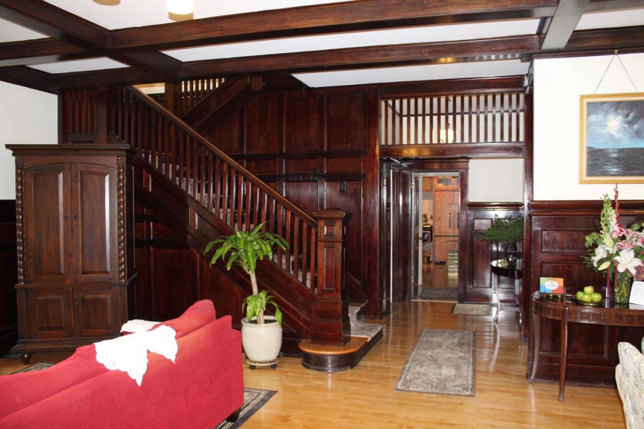 | Lady Geneva Bed & Breakfast