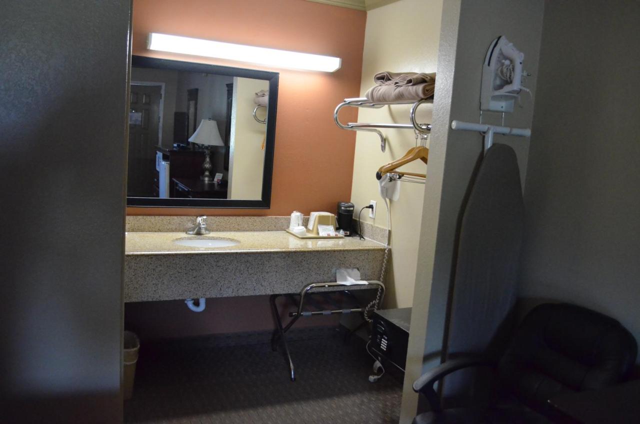 | Hill Country Inn and Suite