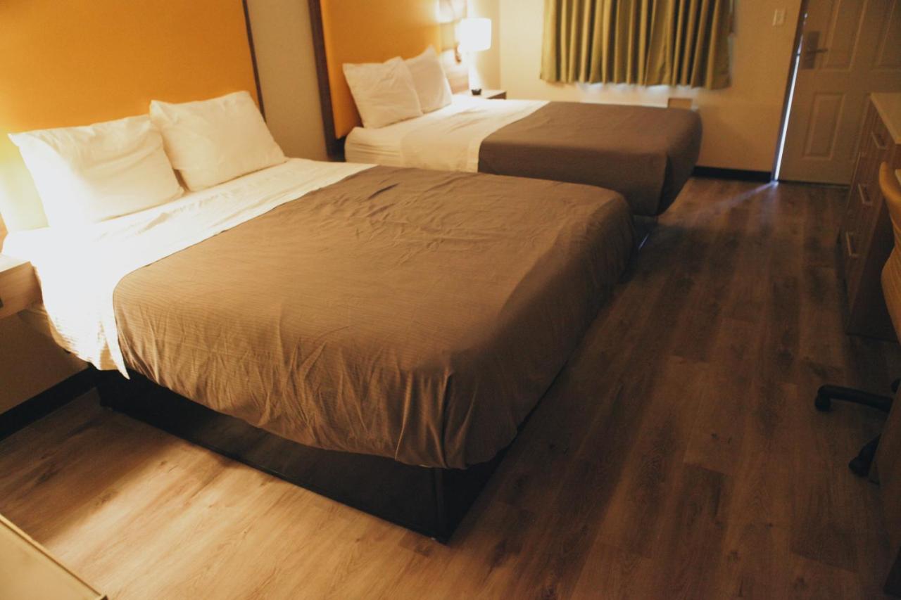 Two Double Beds (Remodeled) - Smoking at All Seasons Inn & Suites