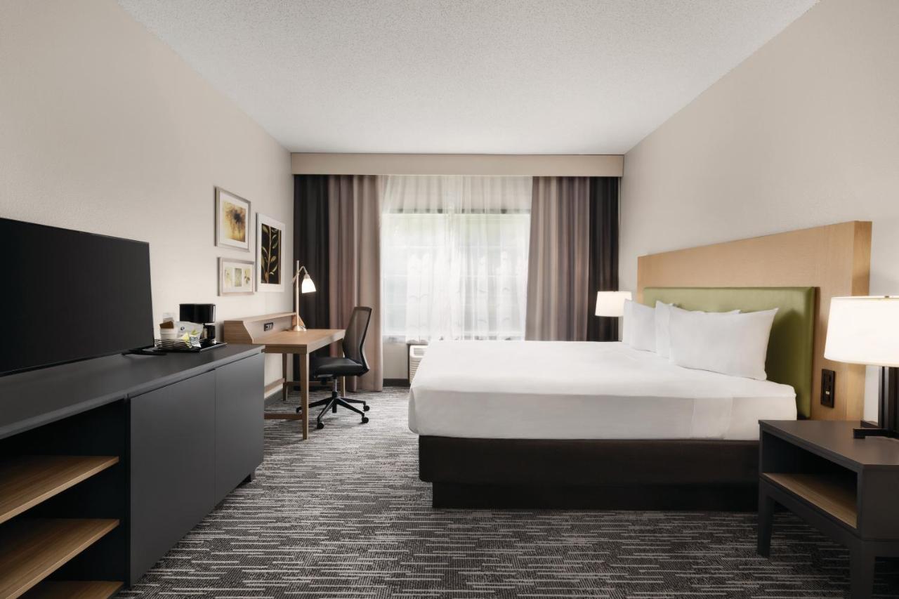 King Room with Roll-in Shower - Disability Access/Non-Smoking at Country Inn & Suites by Radisson, Detroit Lakes