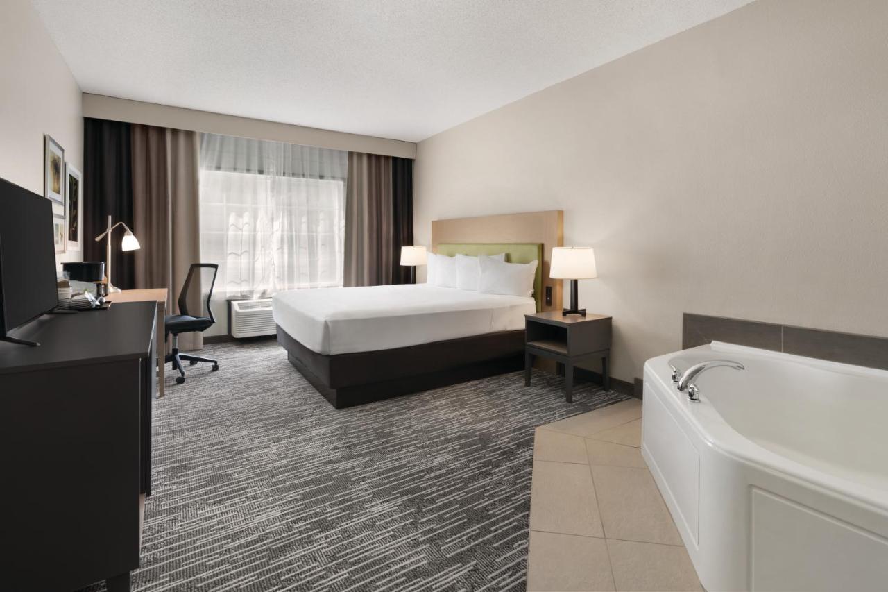 King Suite with Whirlpool - Non-Smoking at Country Inn & Suites by Radisson, Detroit Lakes