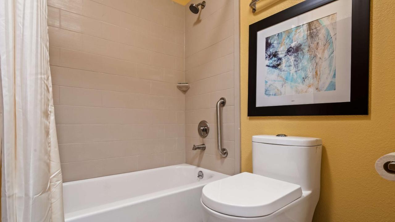 Queen Room with Bath Tub - Disability Access at Best Western DeWitt