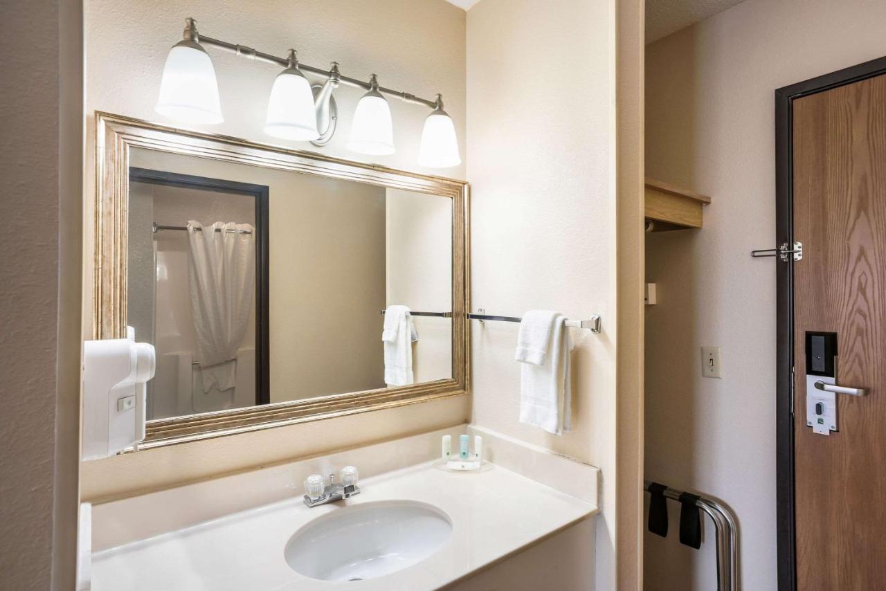 King Room at Quality Inn Cedar Rapids South