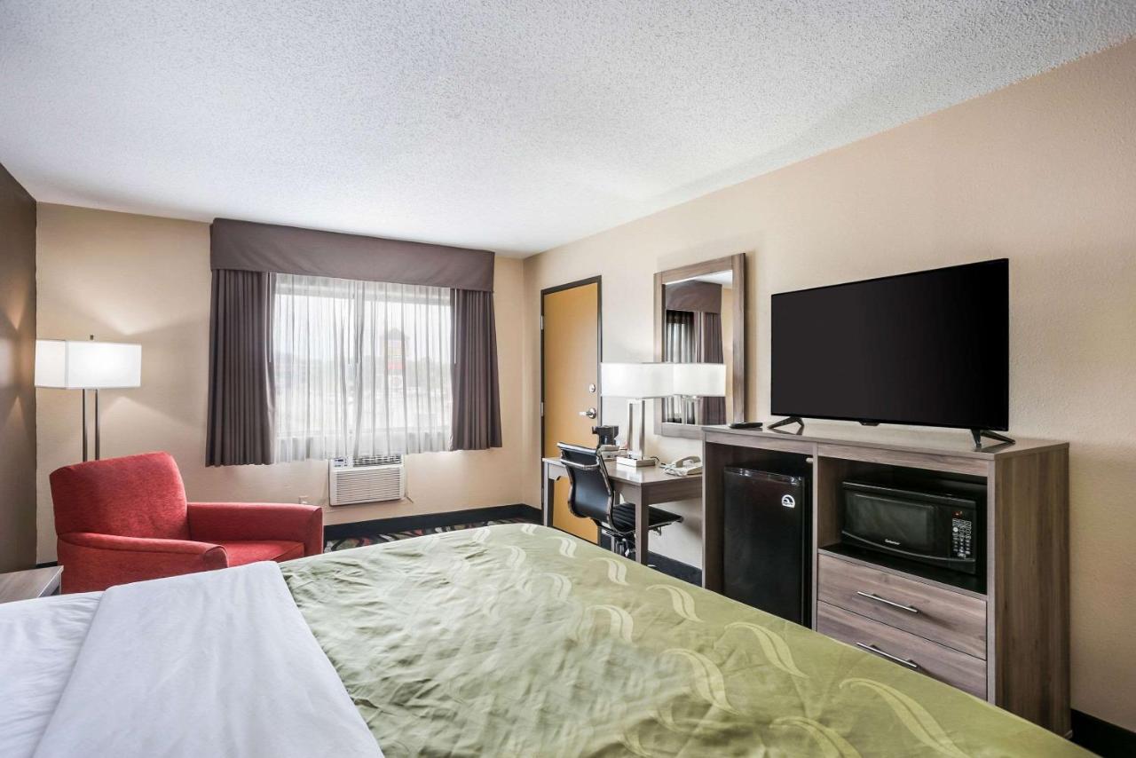 King Room at Quality Inn Cedar Rapids South