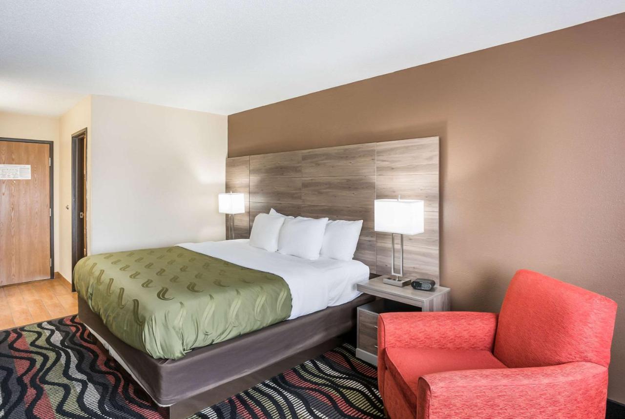 King Room at Quality Inn Cedar Rapids South
