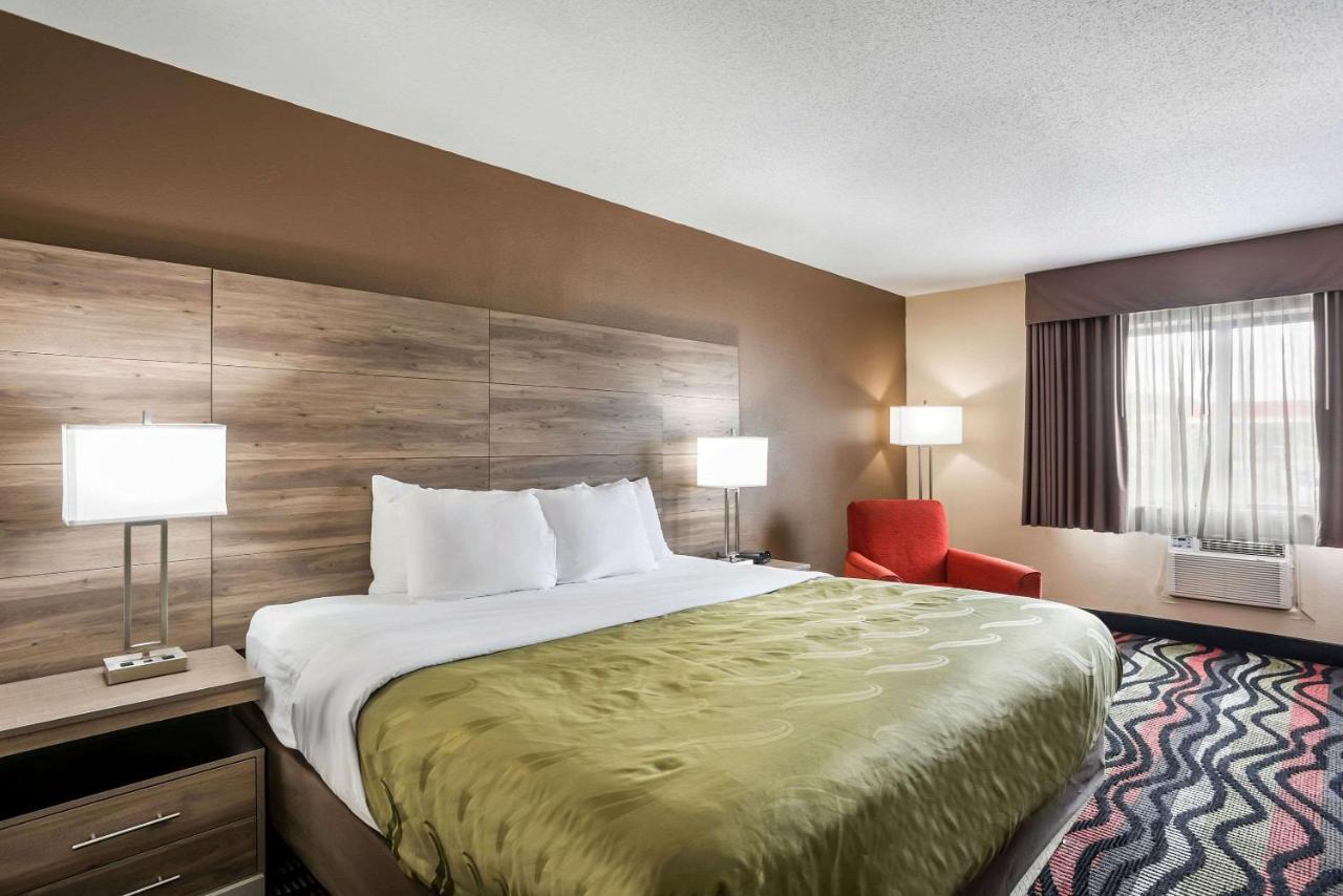 King Room at Quality Inn Cedar Rapids South