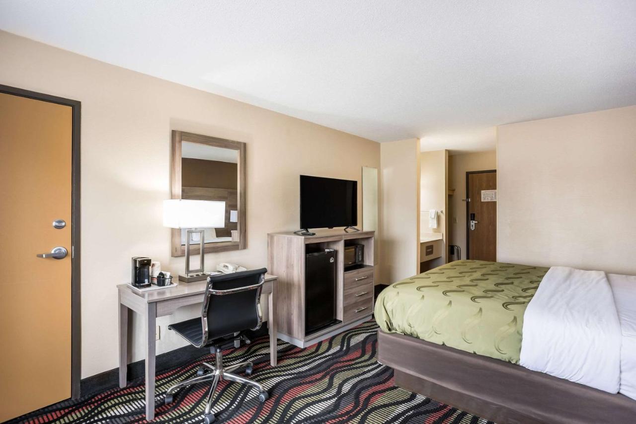 King Room at Quality Inn Cedar Rapids South