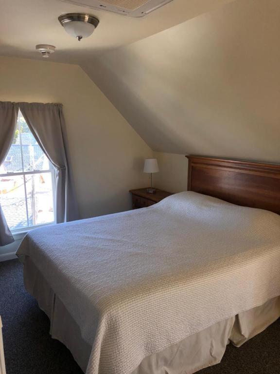 Queen Room at The Attleboro House