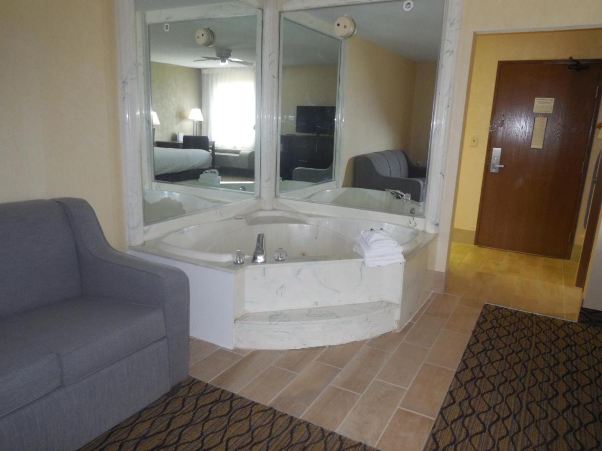 Deluxe King Studio Suite - Non-Smoking at Baymont by Wyndham Bridgeport/Frankenmuth