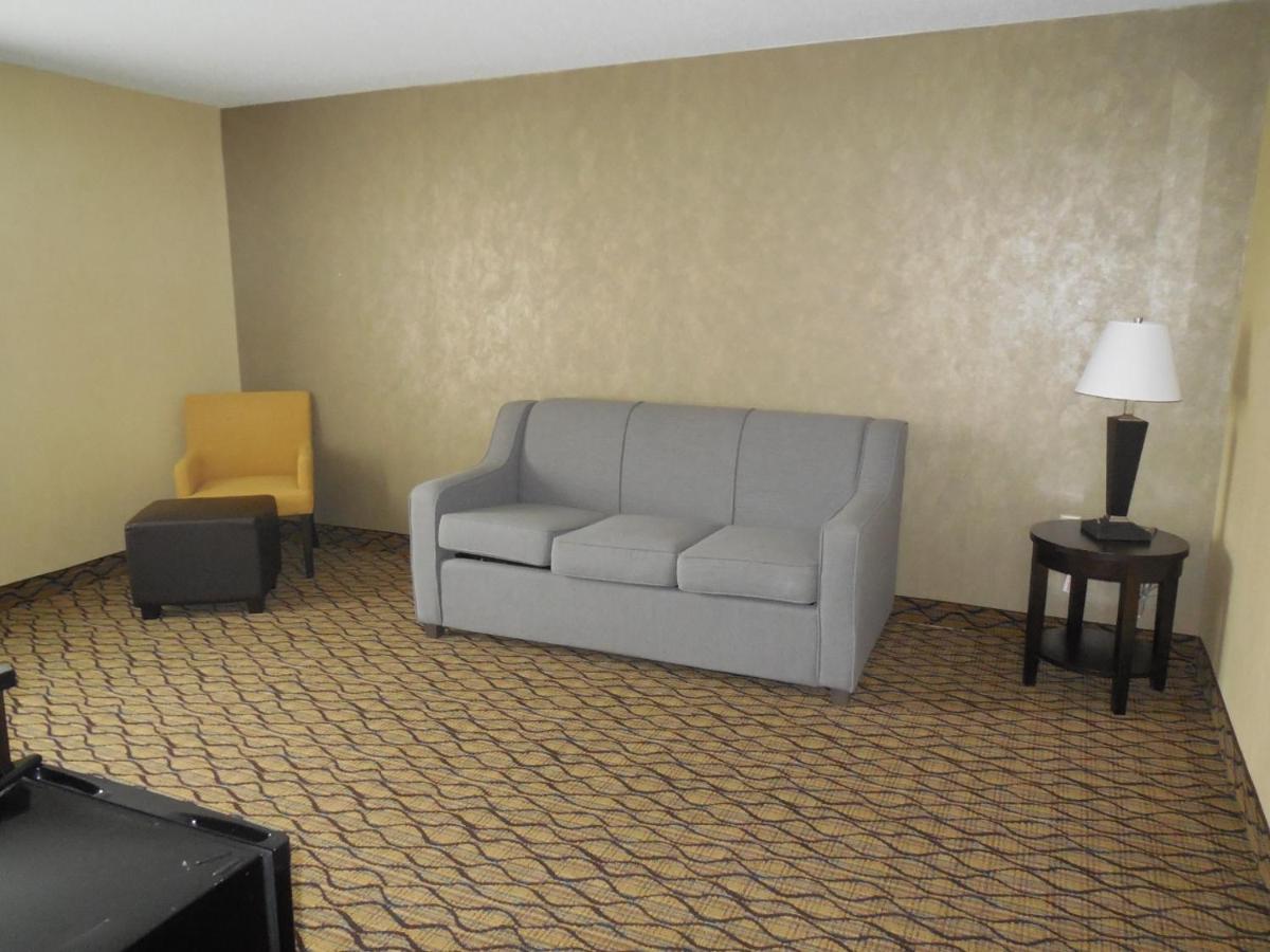One-Bedroom King Suite - Non-Smoking at Baymont by Wyndham Bridgeport/Frankenmuth