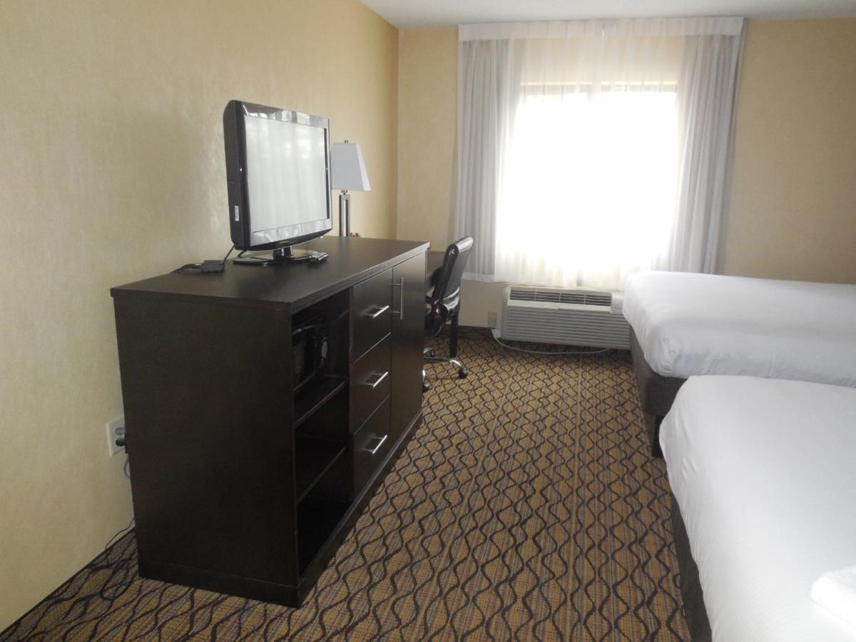 Deluxe Double Room with Two Double Beds - Non-Smoking at Baymont by Wyndham Bridgeport/Frankenmuth