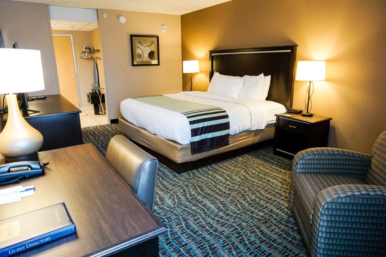 Executive King Room at Boarders Inn & Suites by Cobblestone Hotels – Grand Island