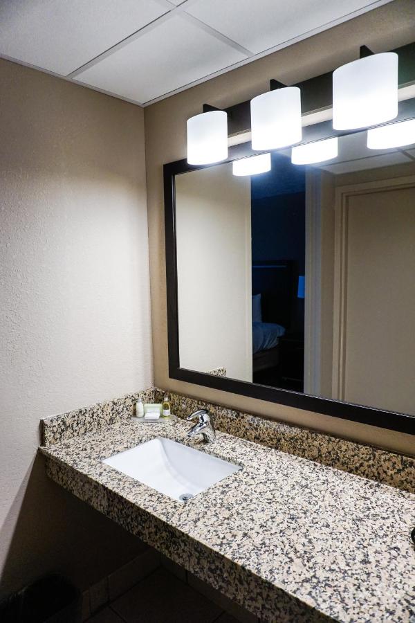 Executive King Room at Boarders Inn & Suites by Cobblestone Hotels – Grand Island