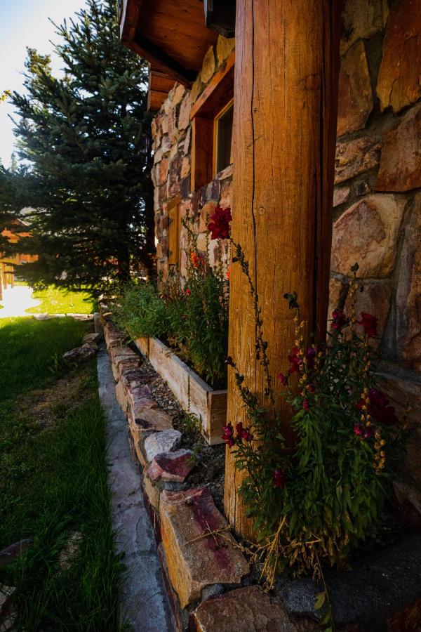 | Embers Lodge & Cabins