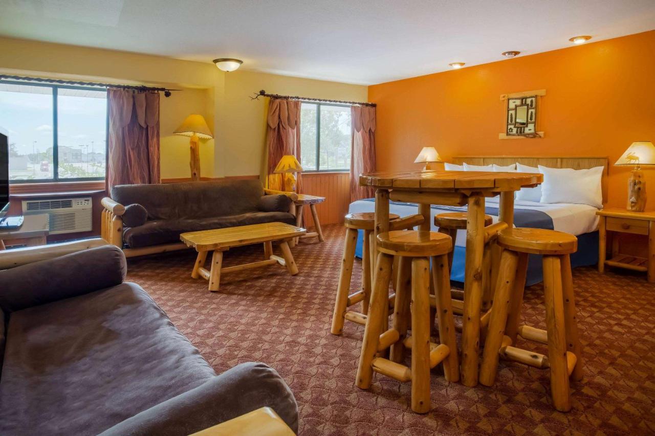 Deluxe King Studio Suite - Non-Smoking at Days Inn & Suites by Wyndham Stevens Point
