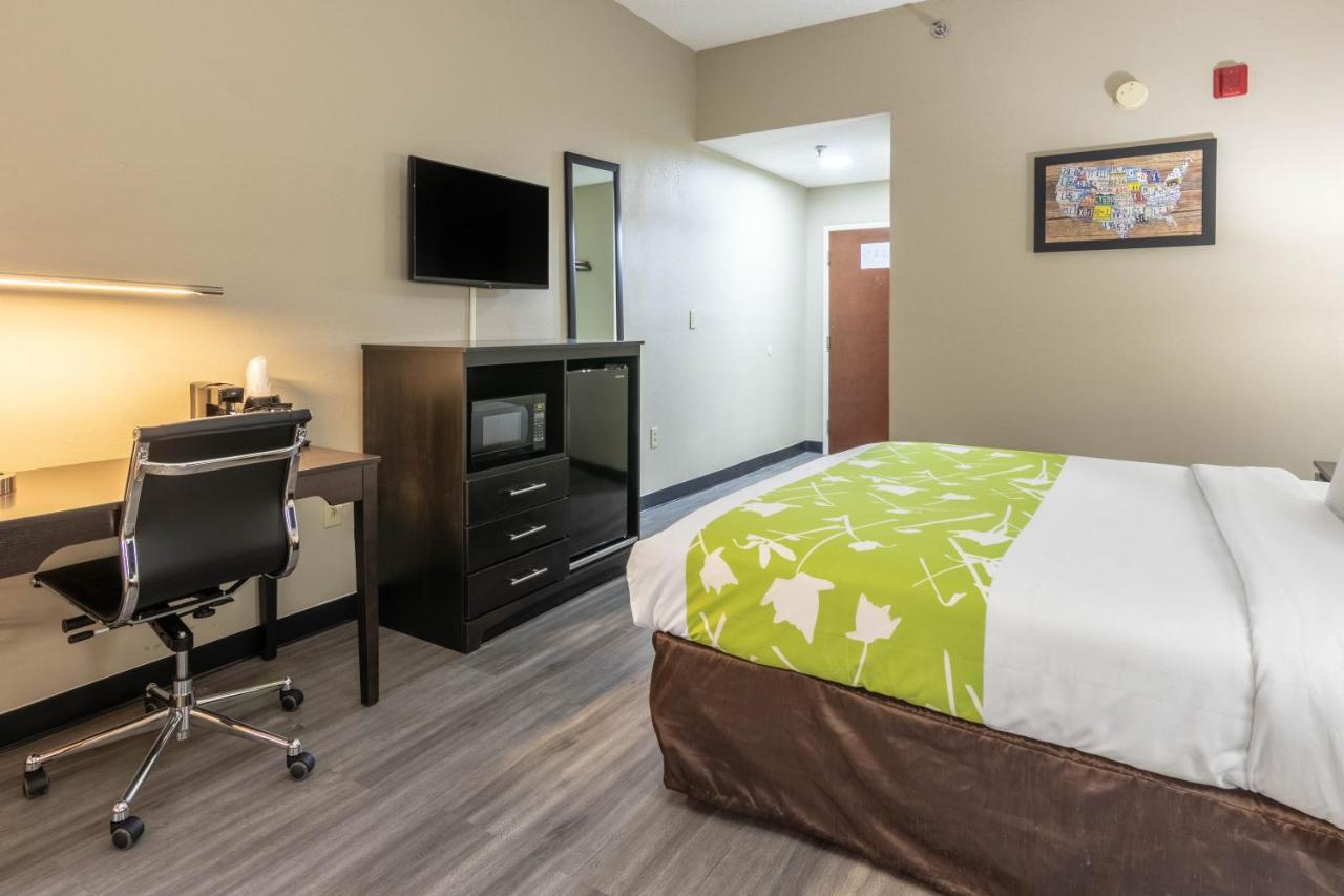 King Room - Non-Smoking/Mobility Accessible at Americas Best Value Inn Opelika