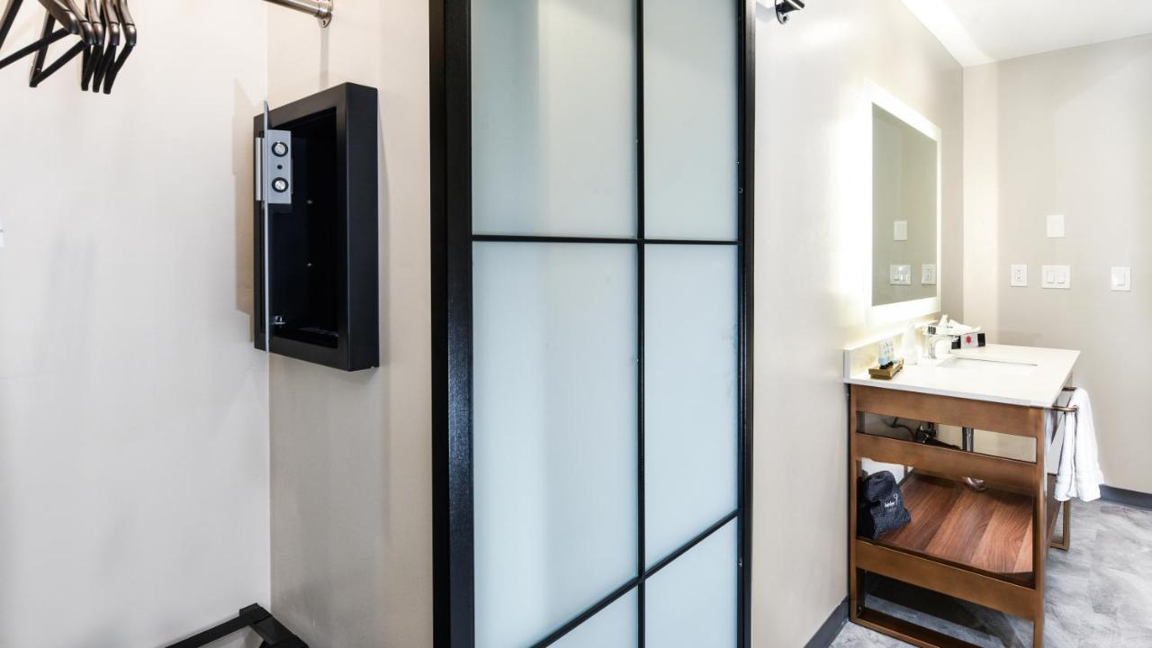  | Hollywood Inn Suites Hotel