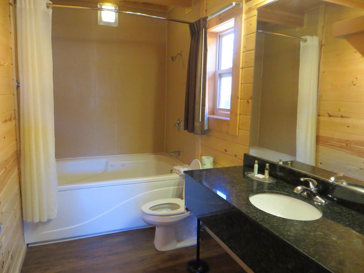 | Cabins of Mackinaw & Lodge