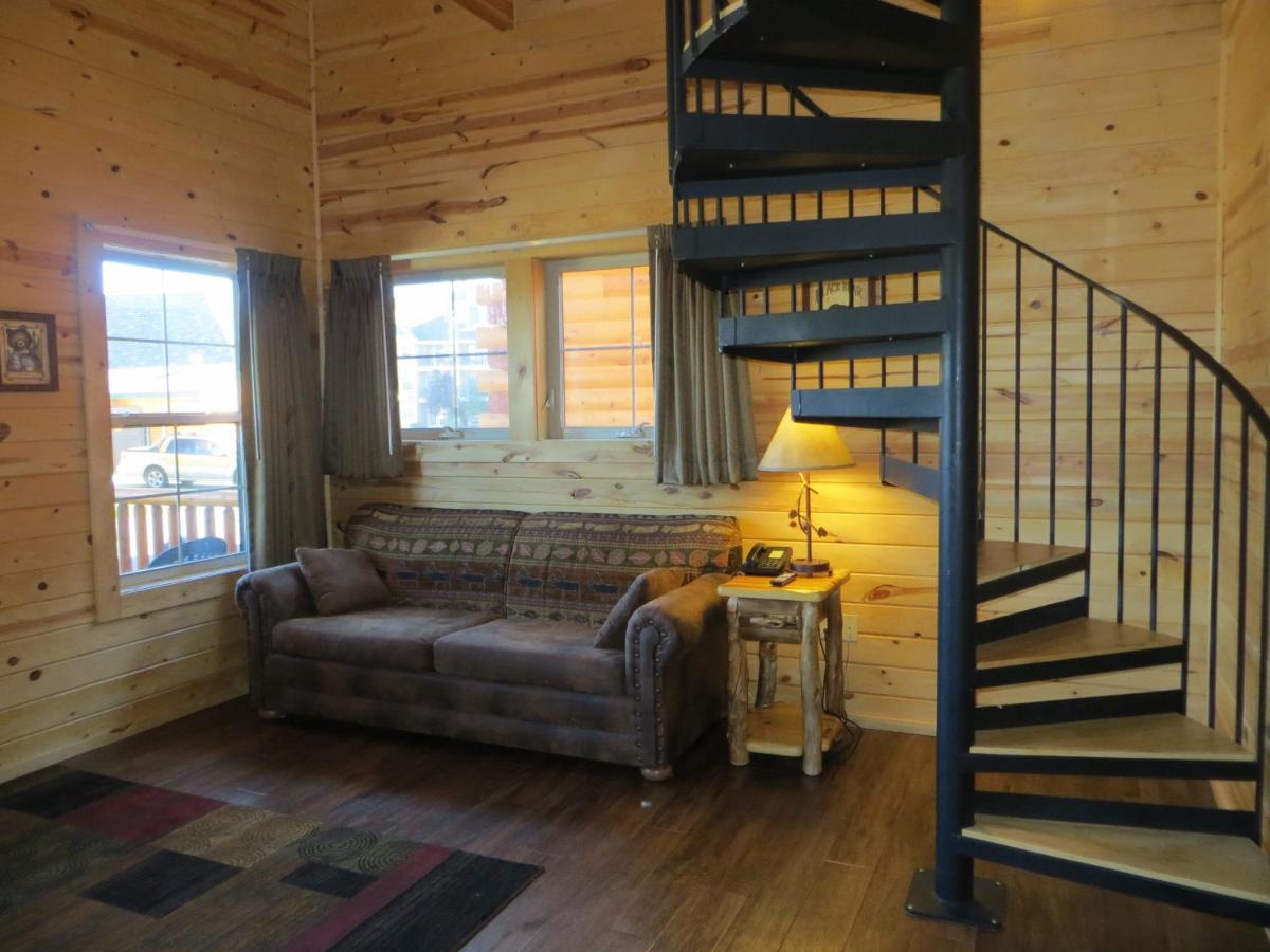 | Cabins of Mackinaw & Lodge