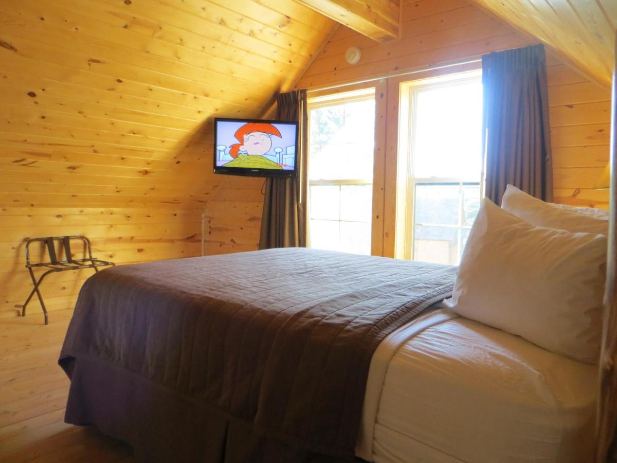 | Cabins of Mackinaw & Lodge