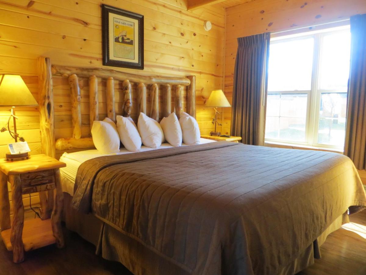 | Cabins of Mackinaw & Lodge