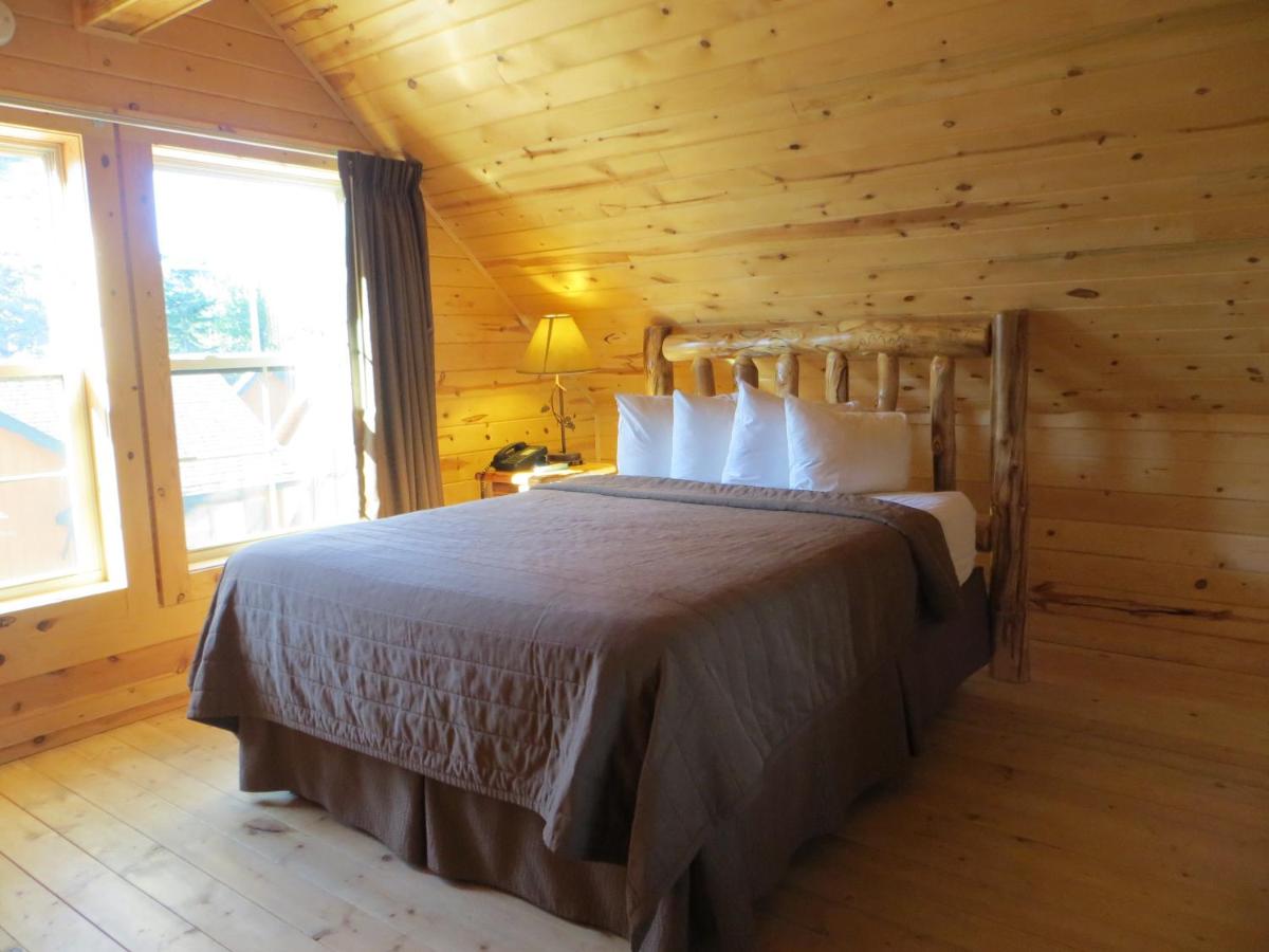 | Cabins of Mackinaw & Lodge