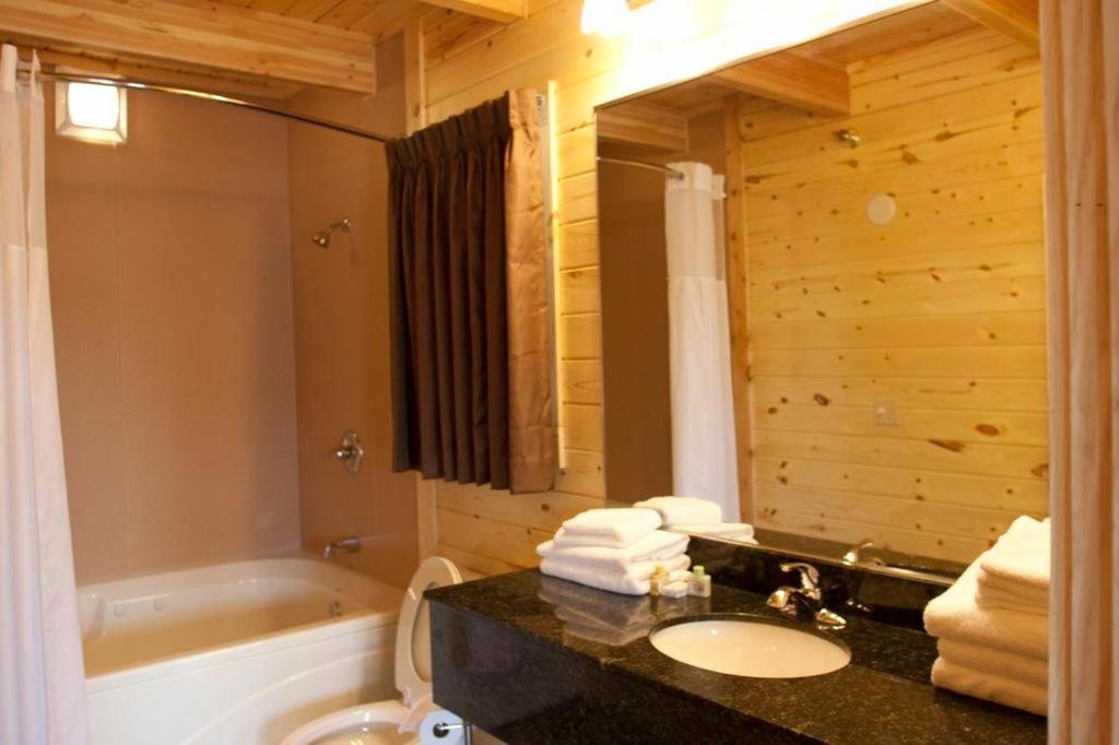 | Cabins of Mackinaw & Lodge