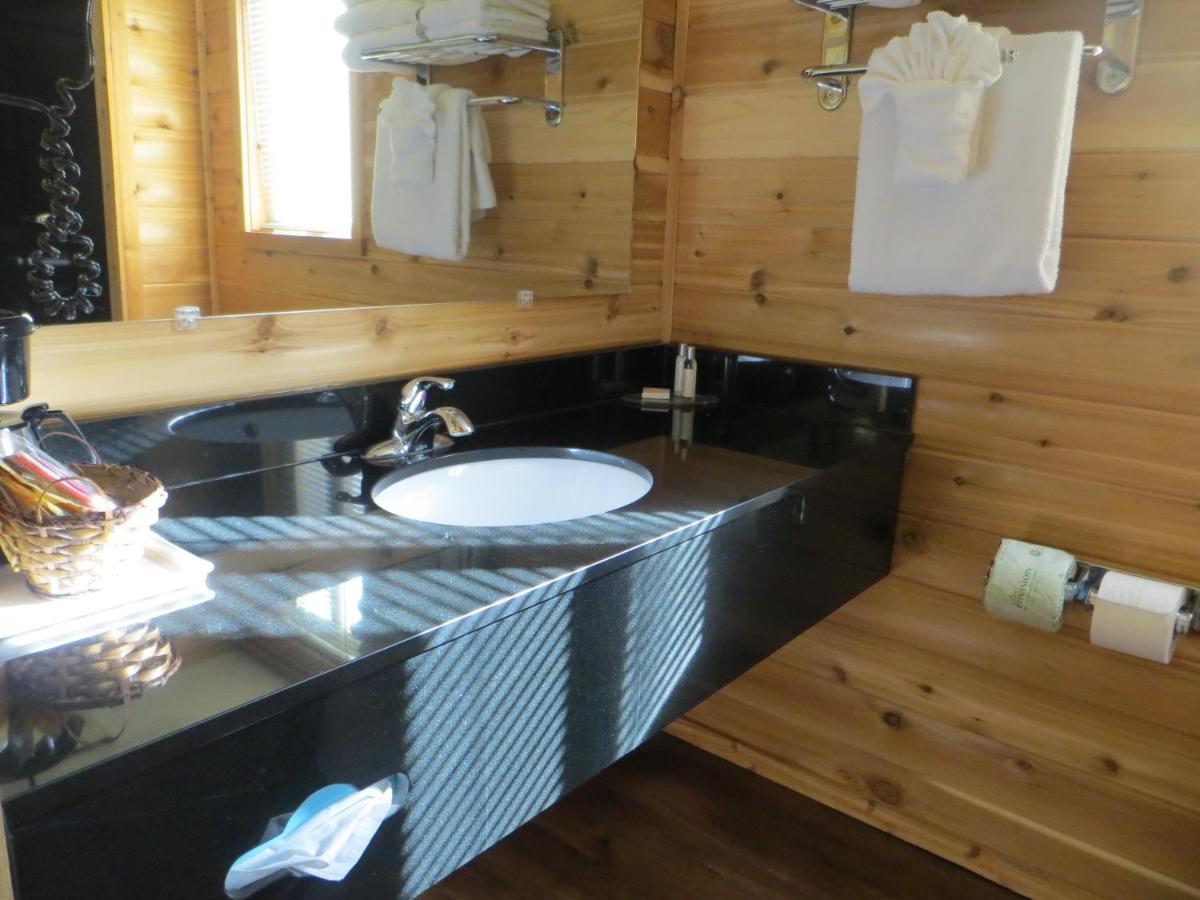 | Cabins of Mackinaw & Lodge