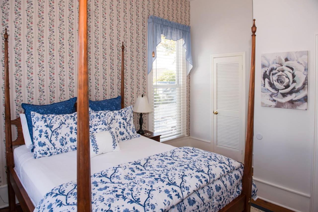 | Pecan Tree Inn
