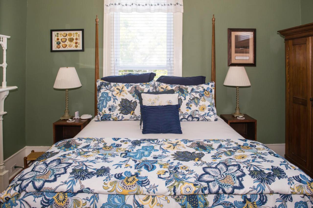 | Pecan Tree Inn