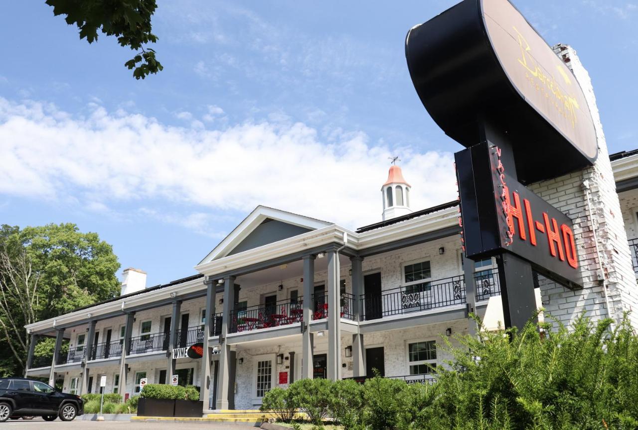 | Hi-Ho: A Hi-Tech Hotel