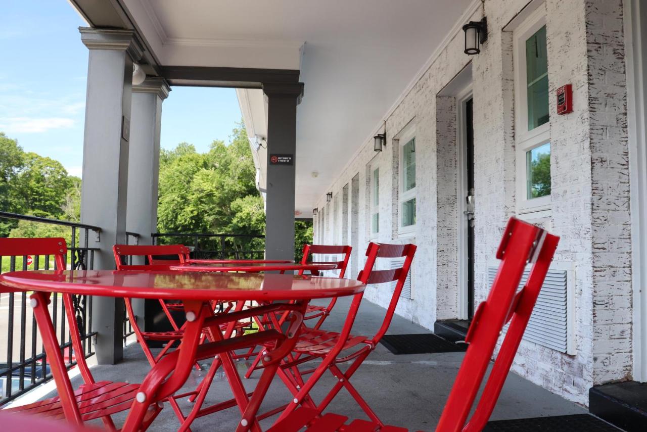 | Hi-Ho: A Hi-Tech Hotel
