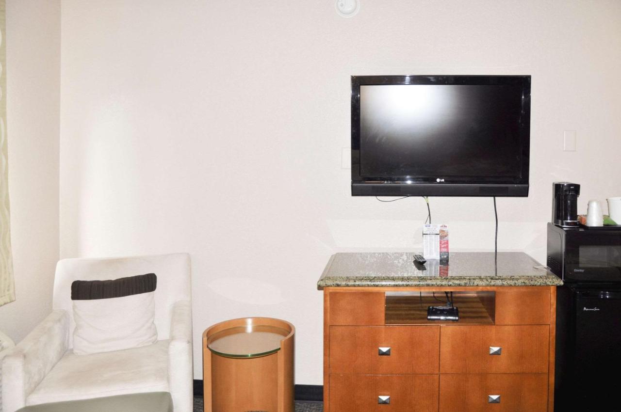 Double Room with Two Double Beds - Non-Smoking at Bison Inn & Suites on University