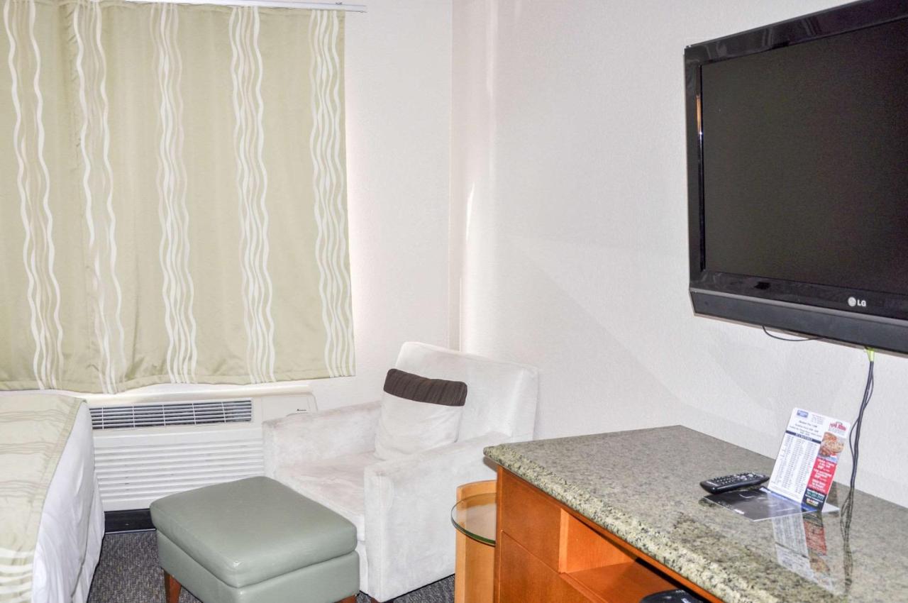 Double Room with Two Double Beds - Non-Smoking at Bison Inn & Suites on University