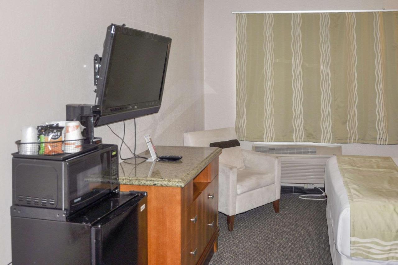 Queen Room - Non-Smoking at Bison Inn & Suites on University