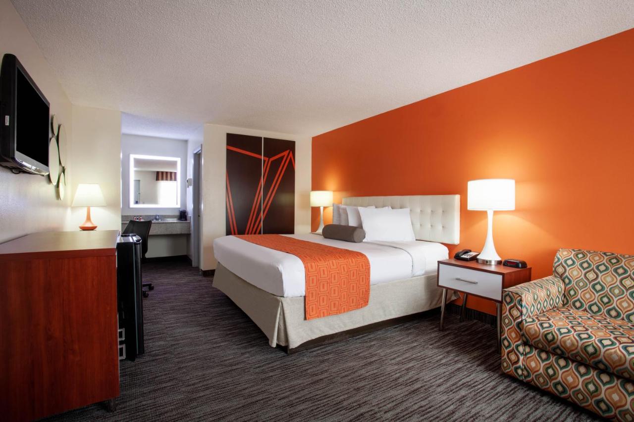 King Room - Non-Smoking at Howard Johnson by Wyndham Vero Beach/I-95