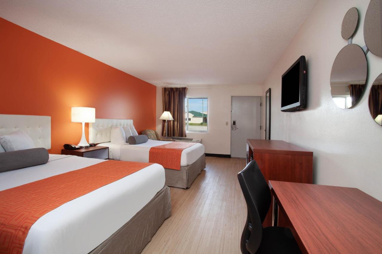 Queen Room with Two Queen Beds - Smoking at Howard Johnson by Wyndham Vero Beach/I-95
