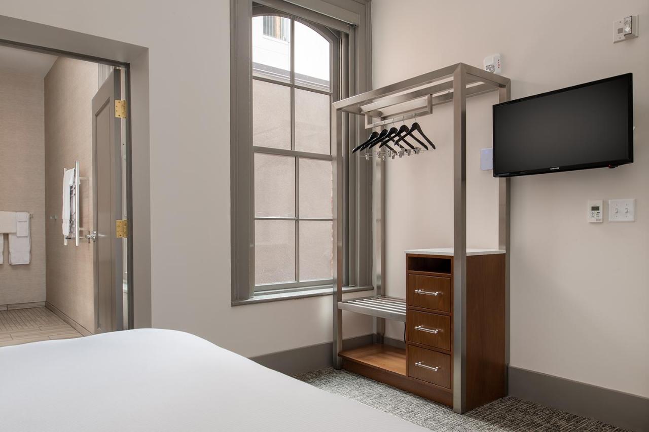 Queen Room - Disability Access at Harlow Hotel