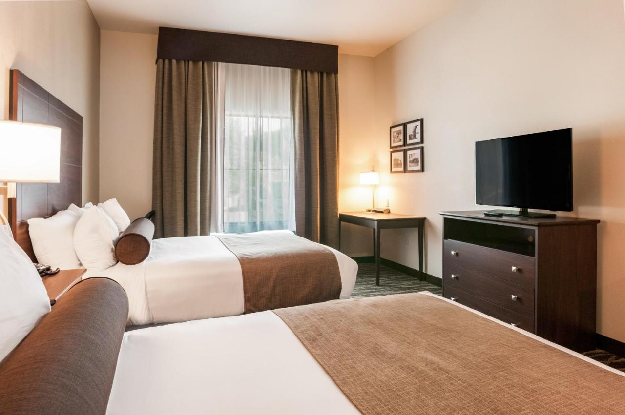 Queen Room - Disability Access at Cobblestone Hotel & Suites - Appleton International Airport