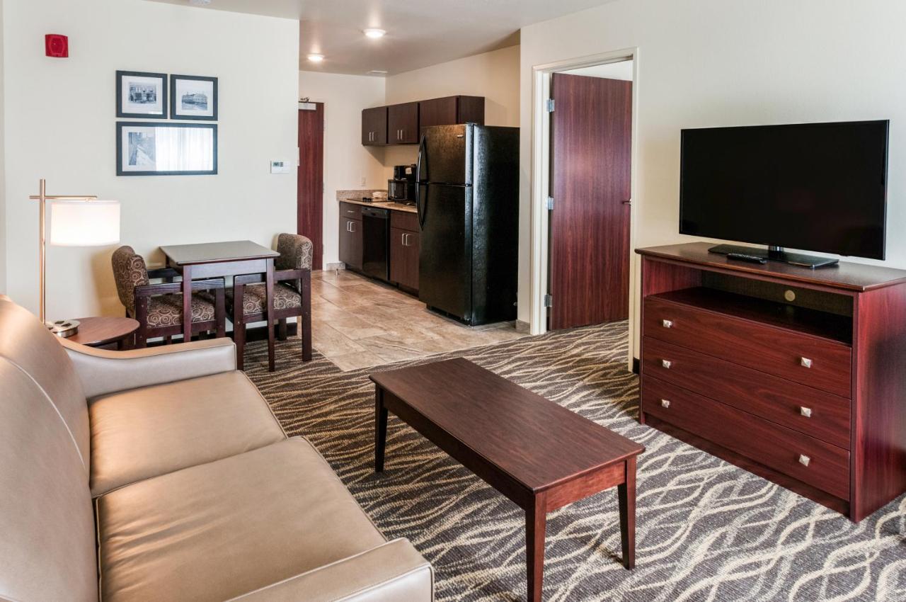 Deluxe Suite at Cobblestone Hotel & Suites - Appleton International Airport